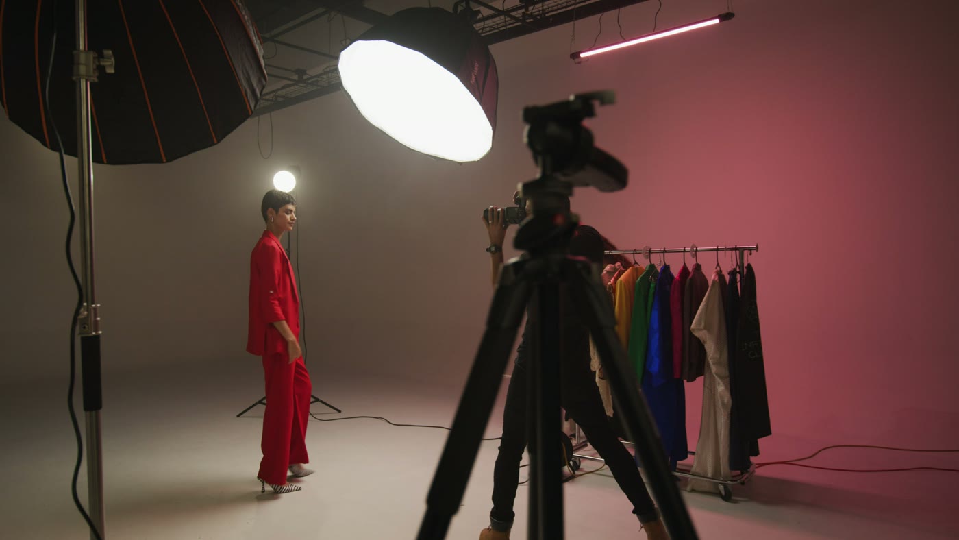 Shooting photo en studio : modèle, caméra sur trépied et éclairages de plateau